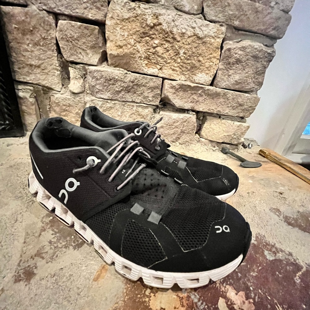 On cloud black sneakers women’s 6